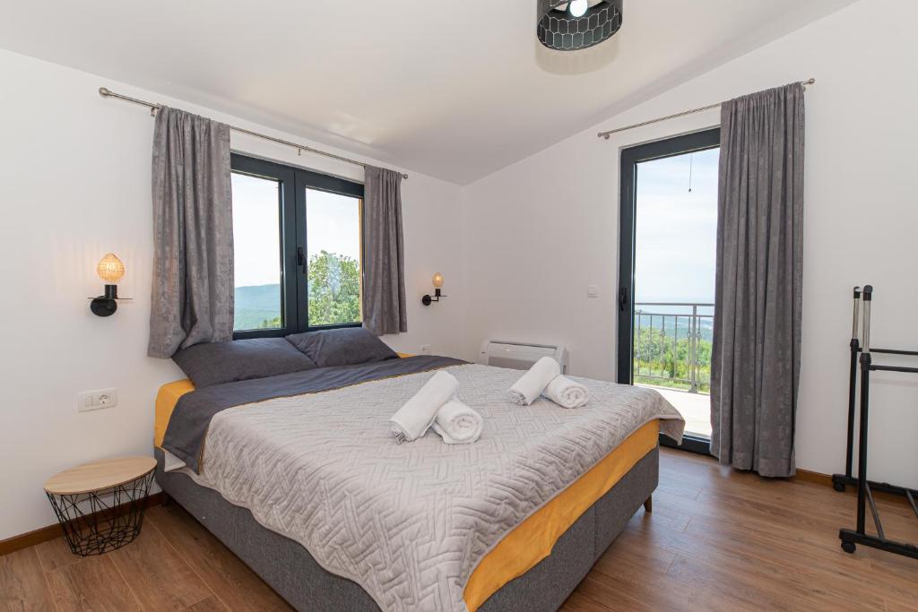 une chambre avec un grand lit avec une grande fenêtre dans l'établissement Country home Dolac POOL&SAUNA, à Bar