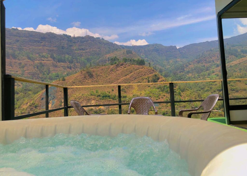 a hot tub with a view of the mountains at Glamping Villa Transito in Machetá