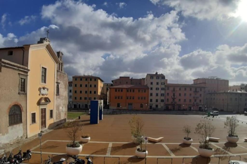 a view of the city from the parking lot at CASA in PIAZZA a due passi dagli imbarchi e dal centro storico in Livorno