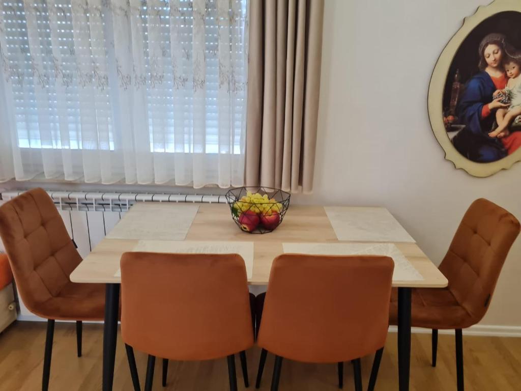 Sara-El Seaside Apartment Durres的休息区