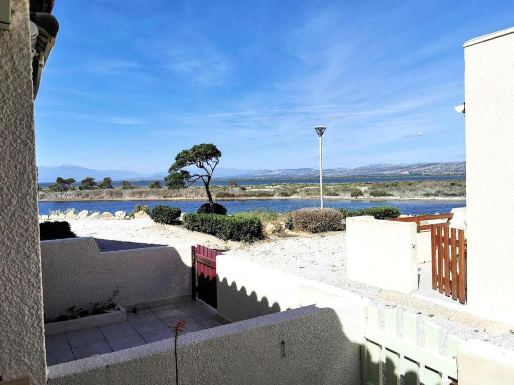 - une vue depuis le balcon d'une maison au bord de l'eau dans l'établissement Résidence Hawai 1 - VILLA T1 CAB MEZZ 5 couchages PORT LEUCATE MAE-6964, à Leucate