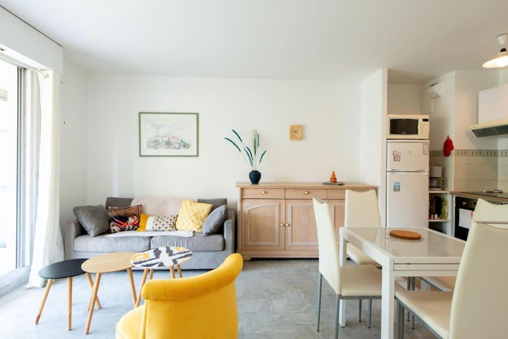 un salon avec un canapé et une table dans l'établissement Bel appartement en bord de mer à Juan Les Pins, à Juan-les-Pins