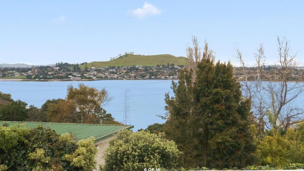 Gallery image of Kiwi Holiday Home with a View in Auckland