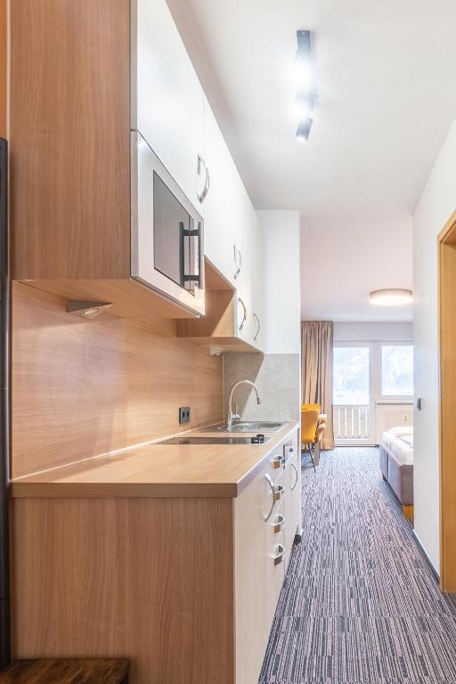 A kitchen or kitchenette at Praga Apartments & Restaurant Zell am See-Kaprun