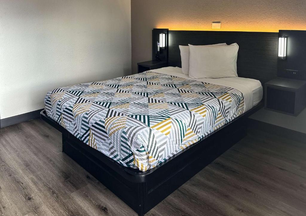 Postel nebo postele na pokoji v ubytování Motel 6-Kissimmee, FL - Orlando