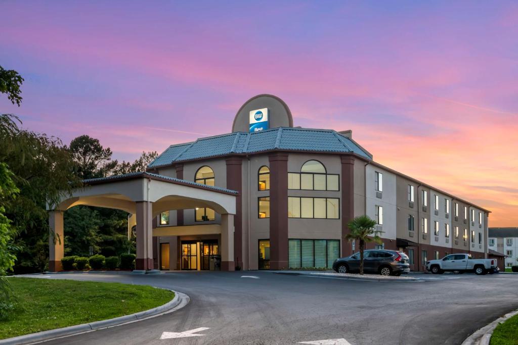 um edifício com um relógio em cima em Best Western Carowinds em Fort Mill