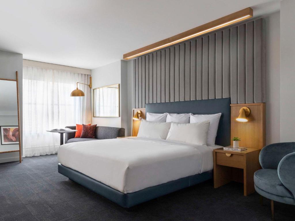 Säng eller sängar i ett rum på 21c Museum Hotel Chicago