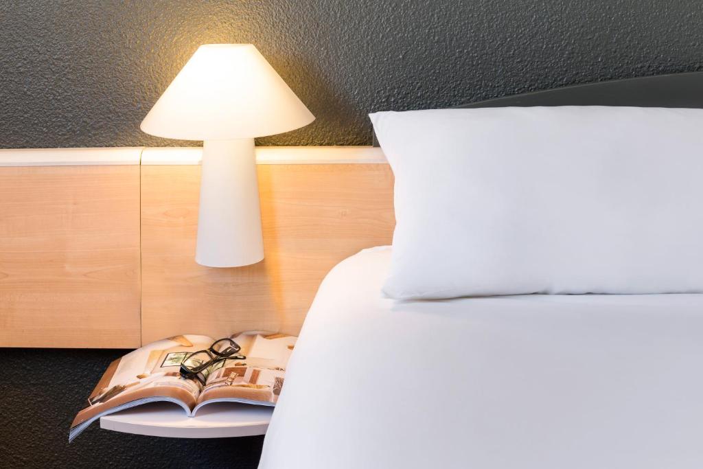 Posteľ alebo postele v izbe v ubytovaní Ibis Granada