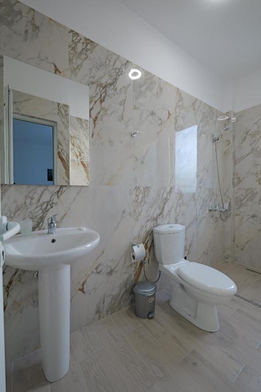 Koupelna v ubytování Hotel Veliaj