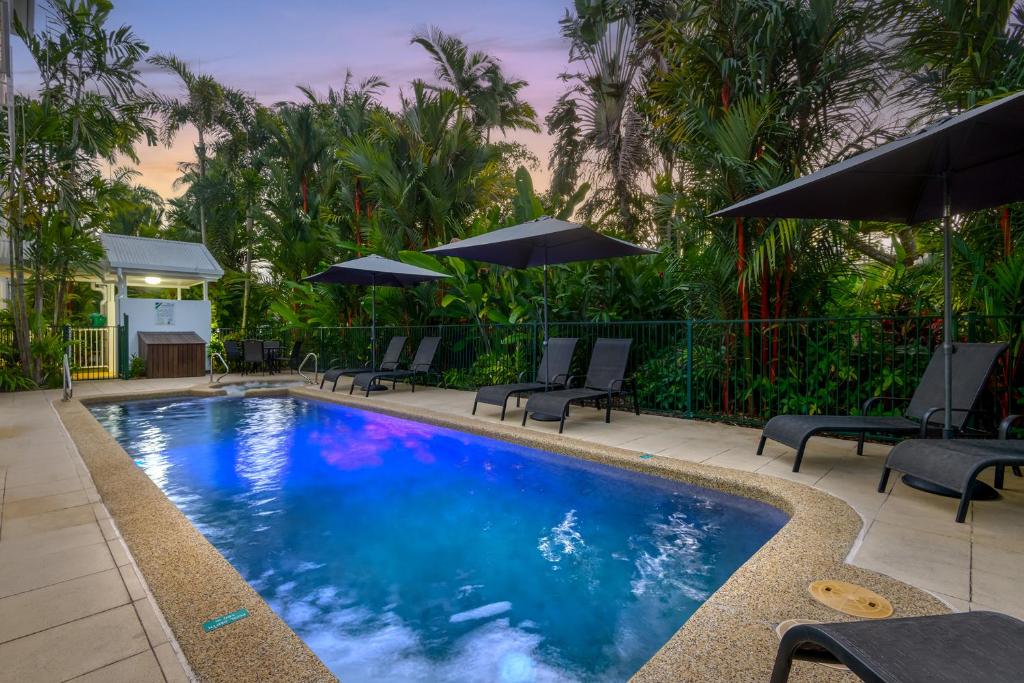 Der Swimmingpool an oder in der Nähe von Port Douglas Apartments - Adults Only Oasis