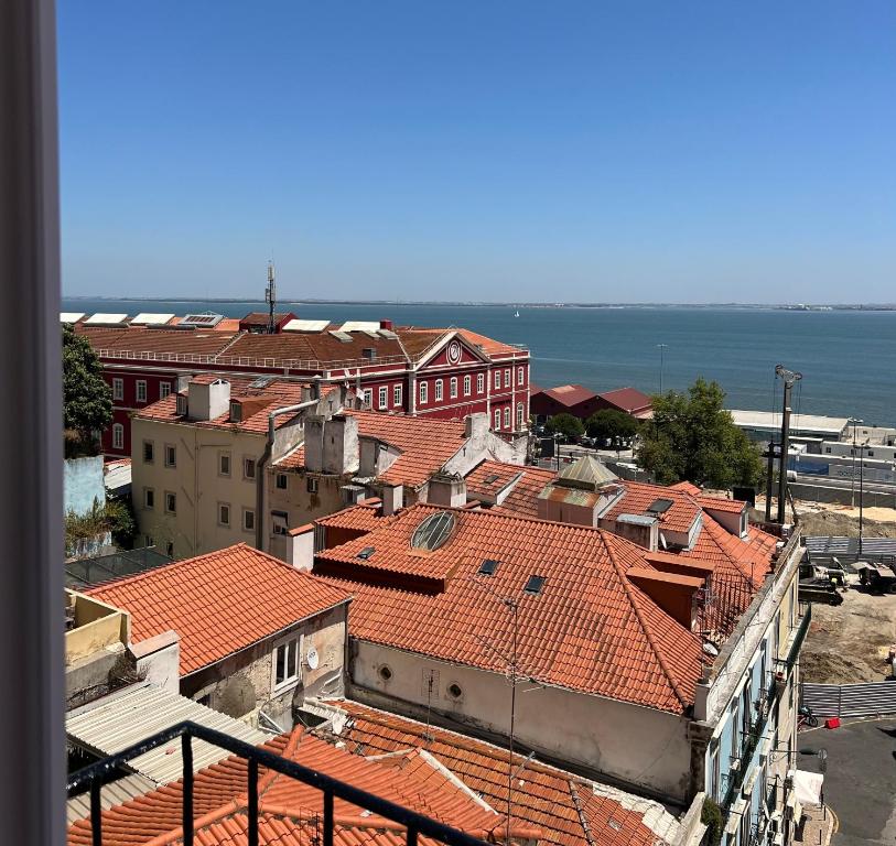 uitzicht op een stad met rode daken bij RIVER VIEW Lisbon Historic Alfama in Lissabon