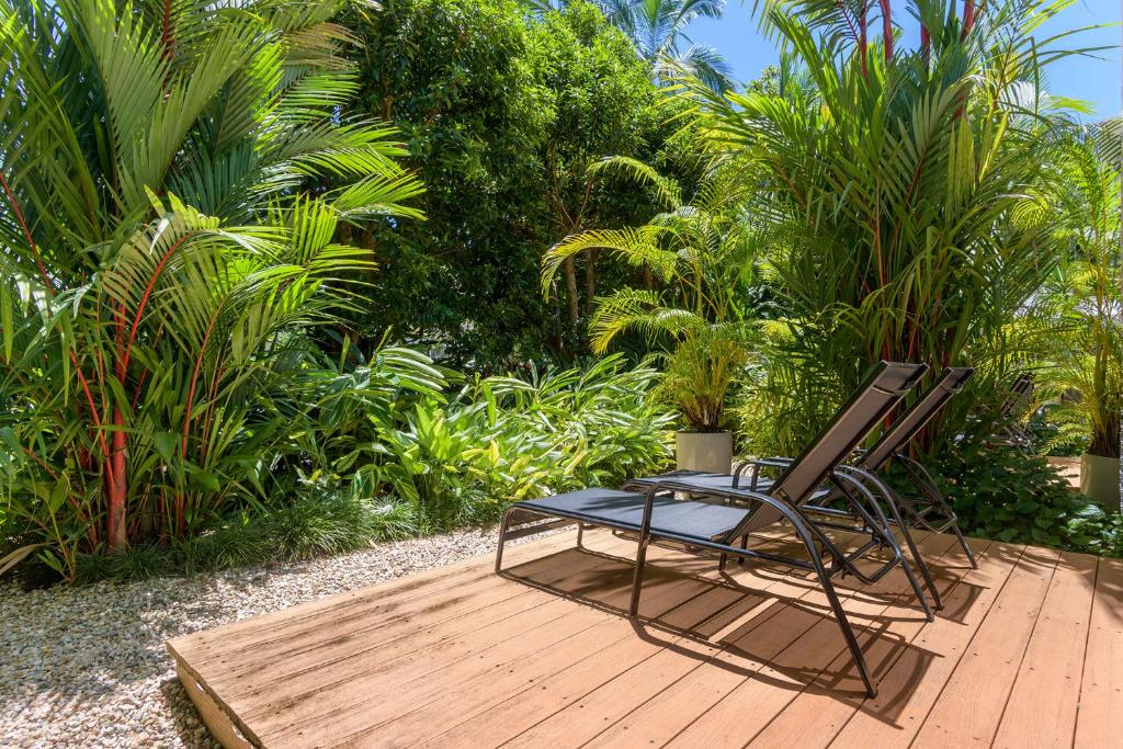 Ein Garten an der Unterkunft Port Douglas Apartments - Adults Only Oasis