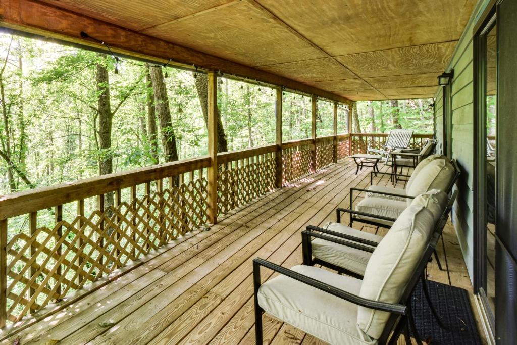 Μπαλκόνι ή βεράντα στο Cozy Franklin Retreat with Deck - 5 Mi to Downtown!