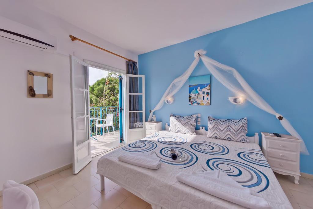 Tempat tidur dalam kamar di Aelia Studios
