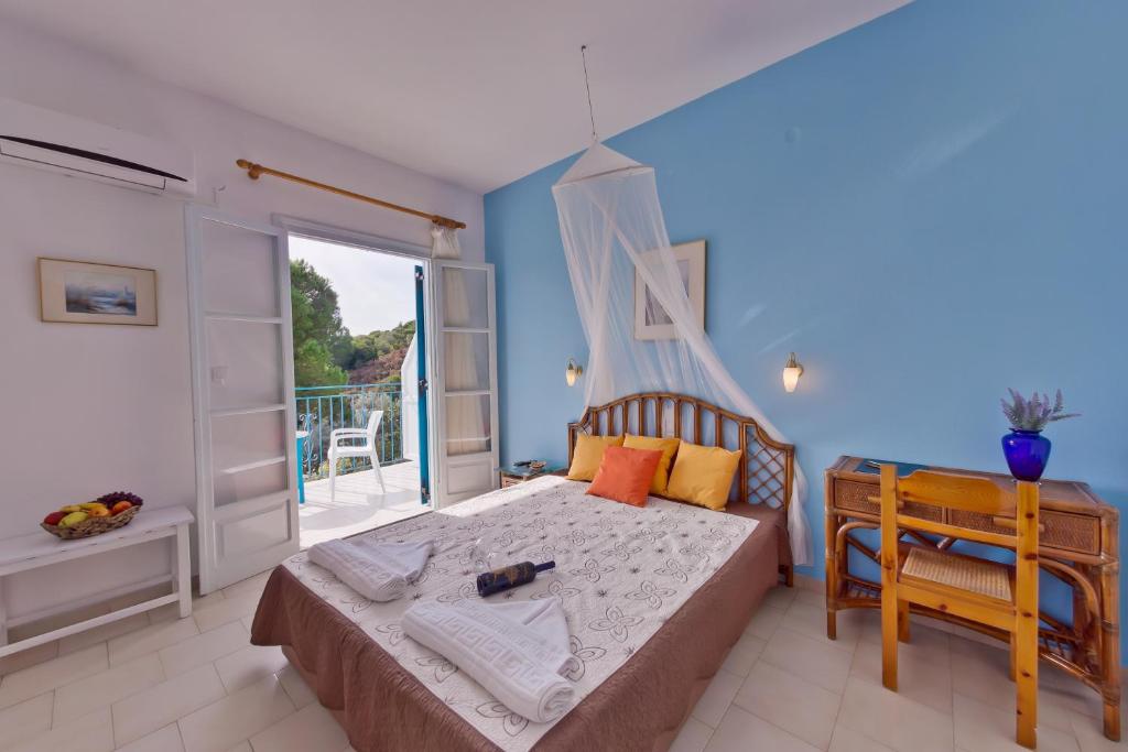 Tempat tidur dalam kamar di Aelia Studios