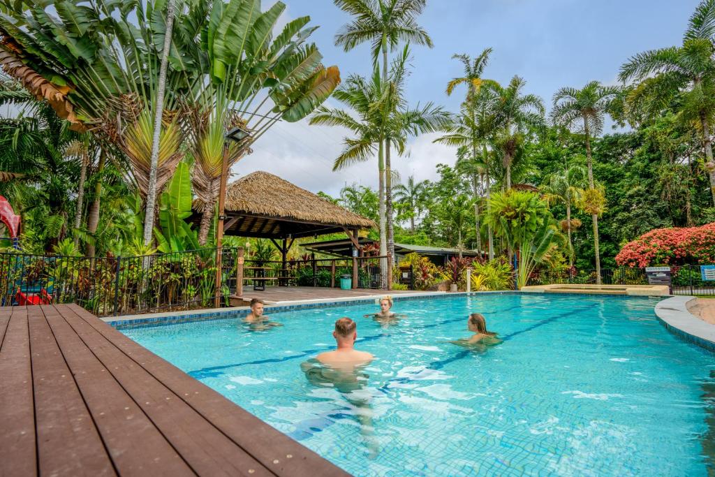 een groep mensen in een zwembad in een resort bij Tasman Holiday Parks - Cairns Cool Waters in Cairns