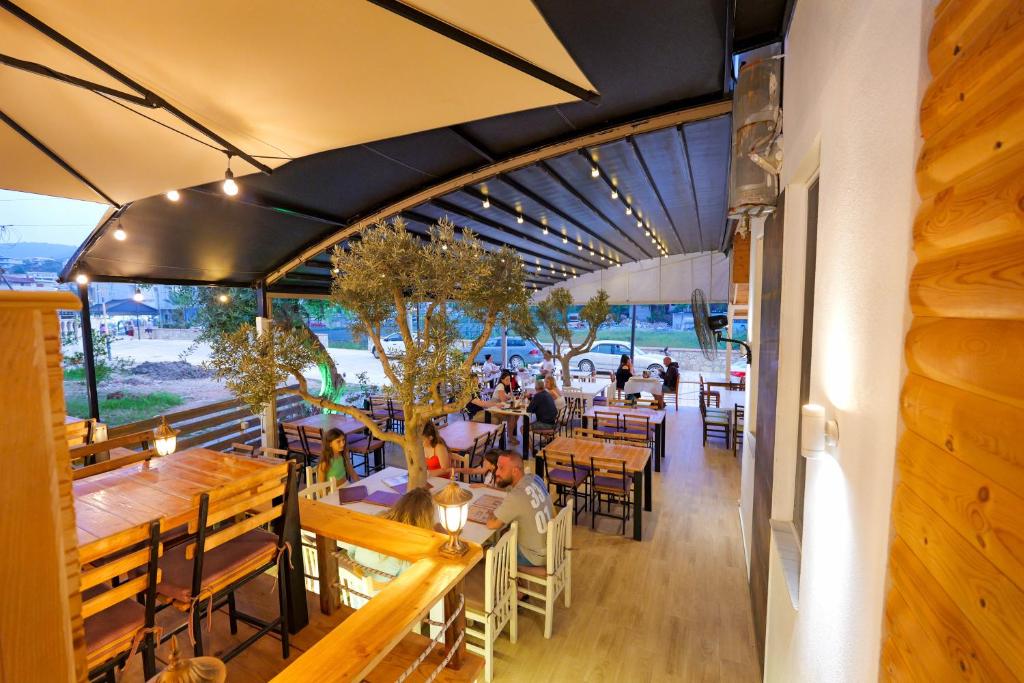 Restaurace v ubytování Hotel Veliaj