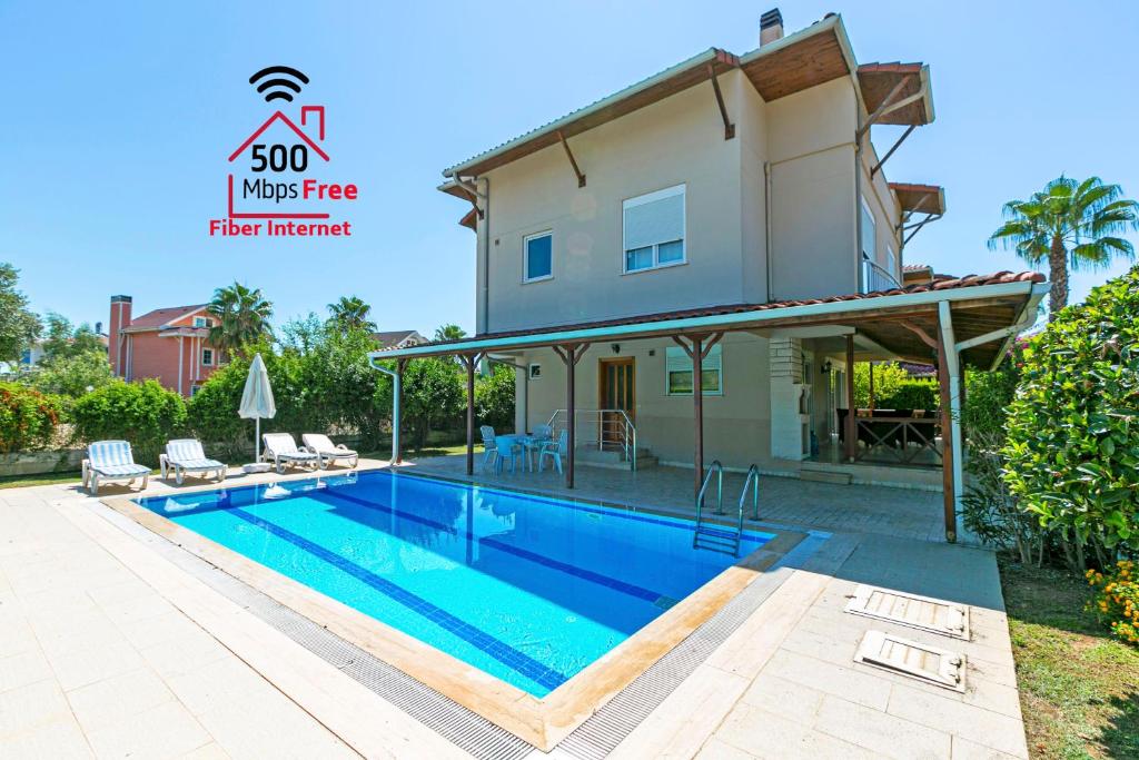 una villa con piscina y una casa en Paradise Town Villa Hazel, en Belek