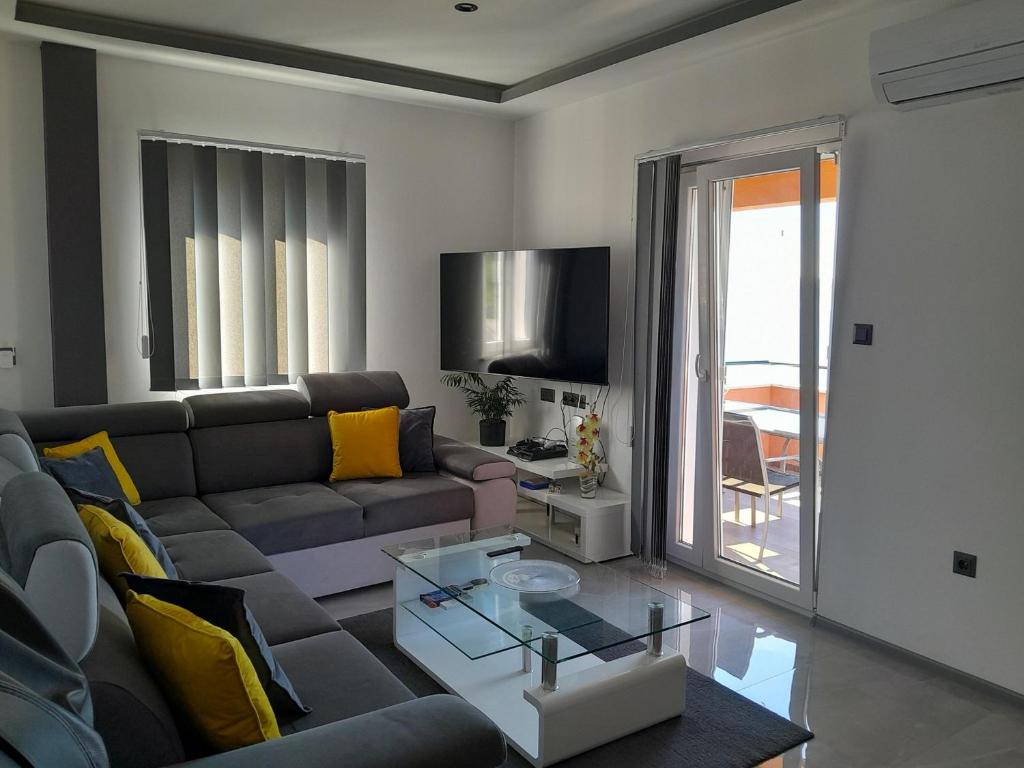 Apartments with parking space Omis - 23229