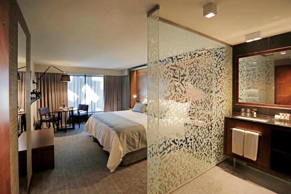 Postel nebo postele na pokoji v ubytování Hotel Cumbres Lastarria