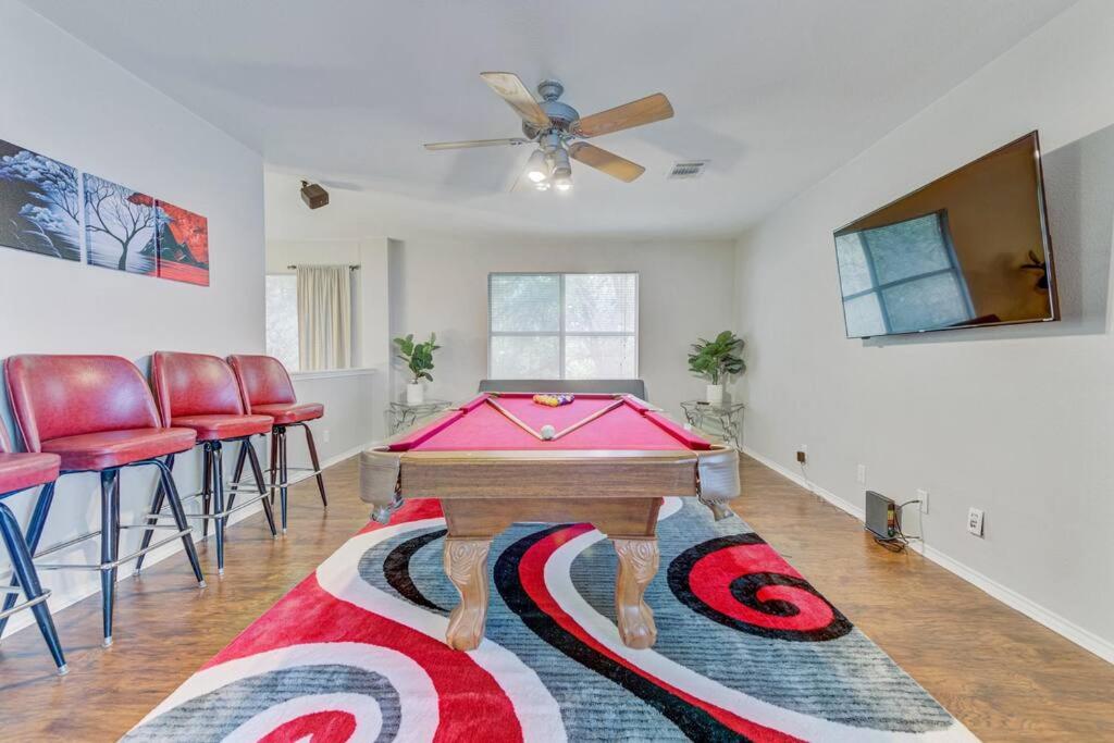Μια τηλεόραση ή/και κέντρο ψυχαγωγίας στο Modern Spacious 6Bedroom and 3andhalf Bathroom Home with Pool Table and BBQ