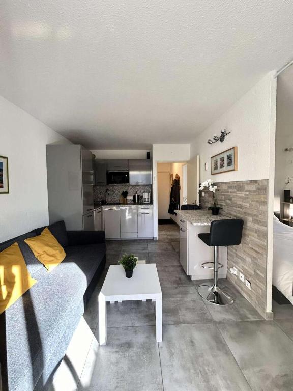 un salon avec un canapé et une table dans l'établissement Résidence Verdon - T3 climatisé dans domaine avec piscine proche de la mer MAE-3681, à Six-Fours-les-Plages