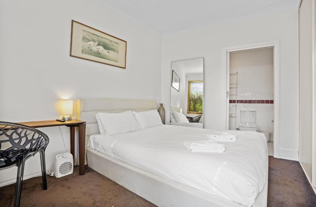 Postel nebo postele na pokoji v ubytování Simple Comfort - One bedder in South Yarra