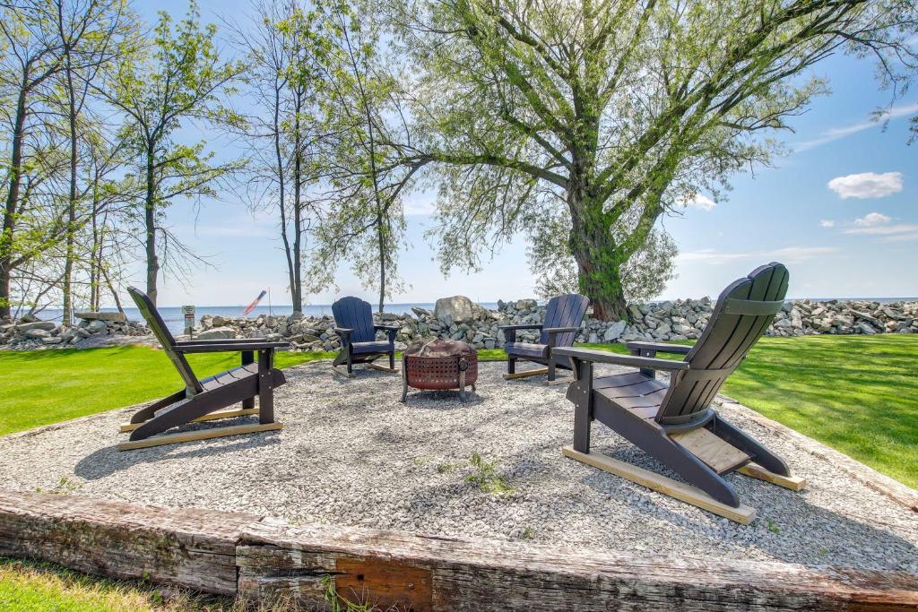 grupa krzeseł i stołów na patio w obiekcie Cozy Waterfront Home on the Bay of Green Bay! w mieście Oconto