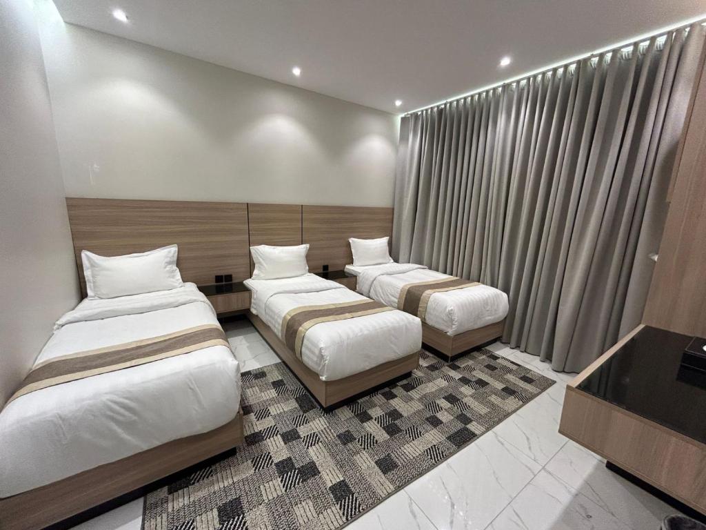 塔伊夫的住宿－Elite House，酒店客房设有两张床和电视。