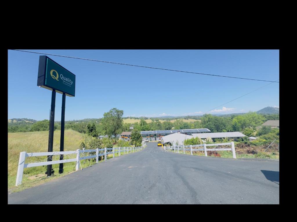 una carretera con una señal a un lado de la carretera en Quality Inn & Suites en Jackson
