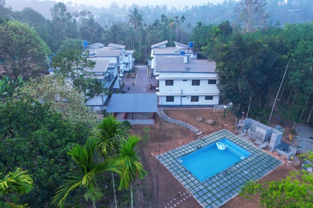 - une vue aérienne sur un complexe avec une piscine dans l'établissement Loreal Luxury Holiday villa, à Ambalavayal