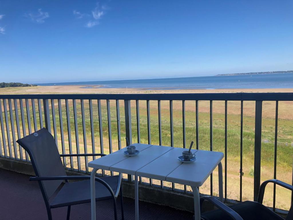 a table and chairs on a balcony with the ocean at Studio cosy avec balcon à Saint-Brevin, 3 pers. - FR-1-364-137 in Saint-Brevin-les-Pins