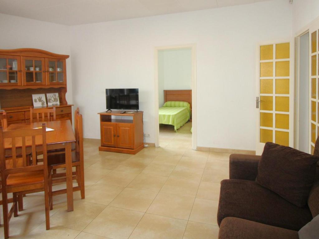 - un salon avec un canapé, une table et une télévision dans l'établissement Apartamento Llançà, 3 dormitorios, 6 personas - ES-228-37, à Llançà
