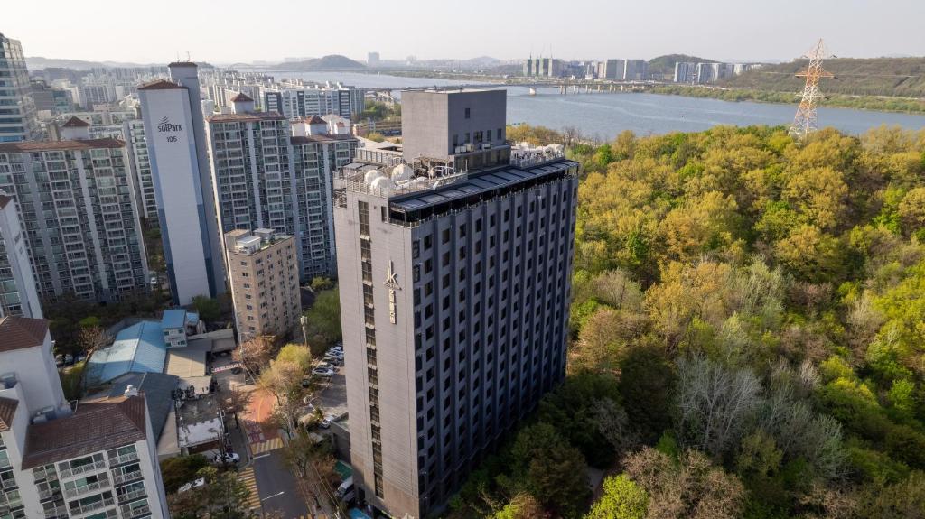 uma vista aérea de um edifício alto numa cidade em JK Blossom Hotel em Seul