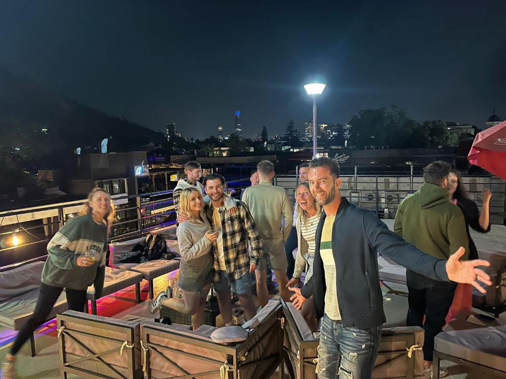um grupo de pessoas de pé em um barco à noite em GUANAKO Hostel em Santiago