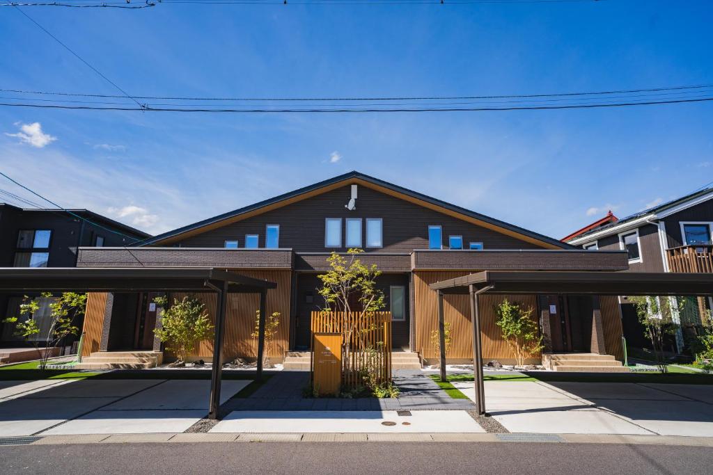 uma casa com um portão em frente em 一棟丸ごと貸切 Markvilla suwako em Shimo-suwa