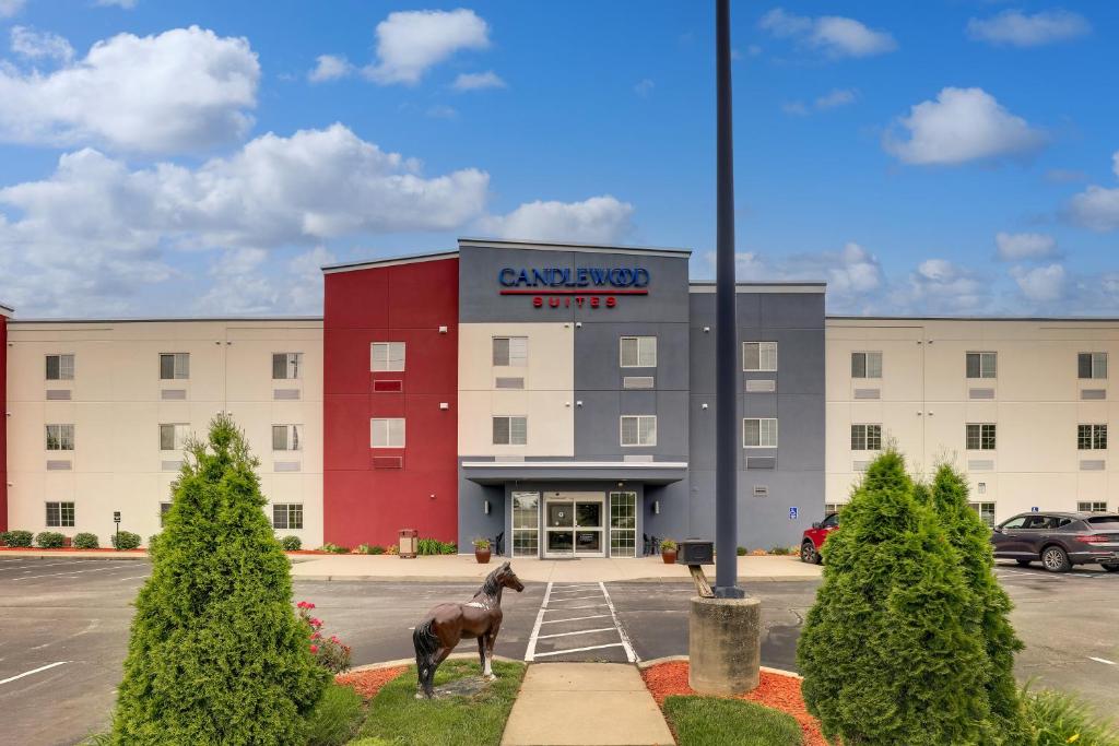 un edificio con un cavallo davanti di Candlewood Suites Lexington, an IHG Hotel a Lexington