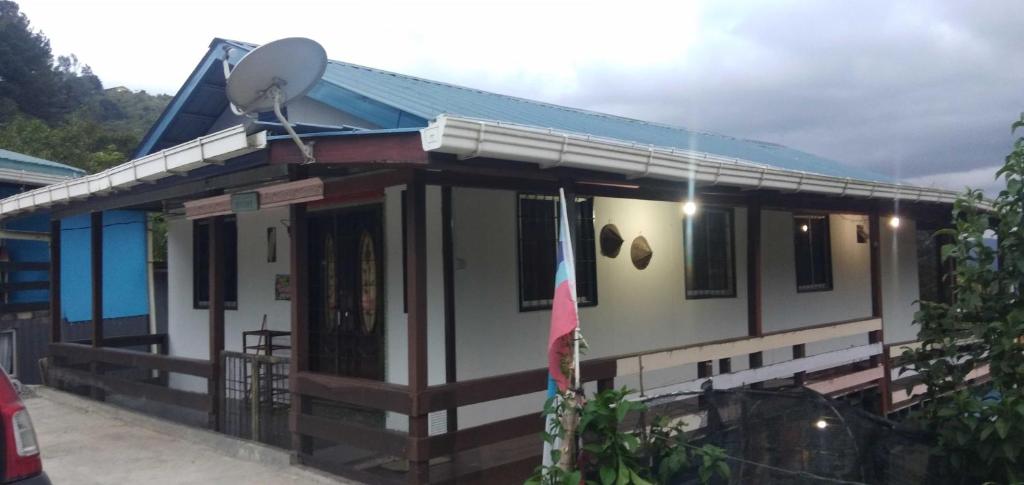 Kampong KundassanにあるIDZ Jb ISLAM Houseの衛星を上に置いた家