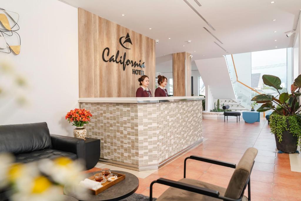 Khách lưu trú tại California Hotel