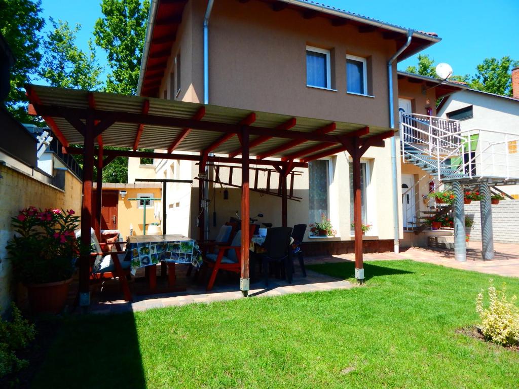 pergola na boku domu w obiekcie Luna Vendégház w Siófoku