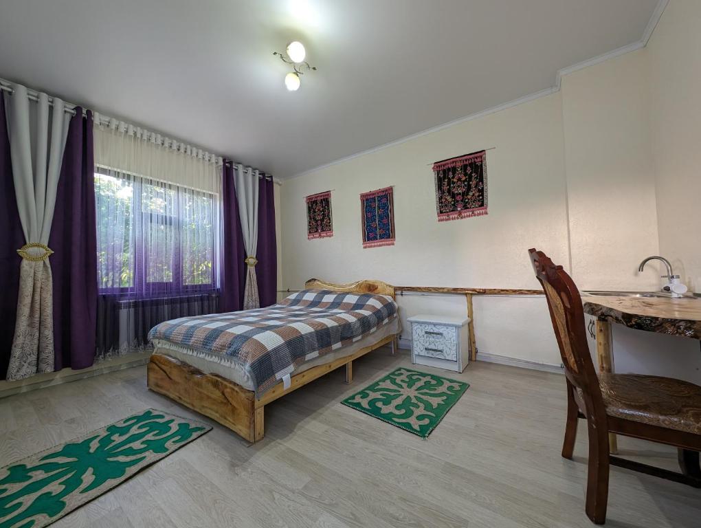 Postel nebo postele na pokoji v ubytování Barskoon Guest House