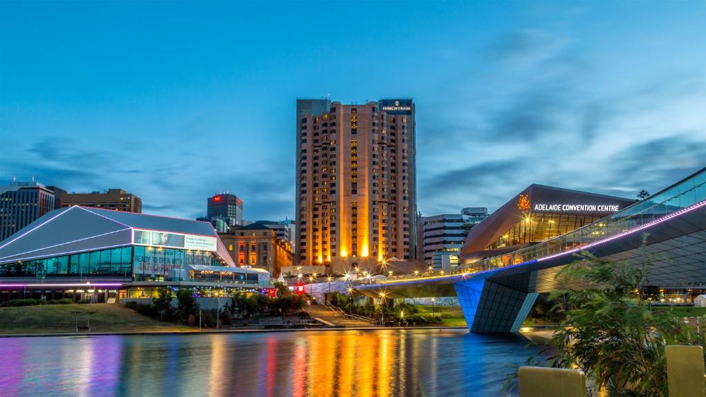 Adelaide的住宿－阿德萊德洲際酒店，城市天际线,在晚上有一座河上的桥梁