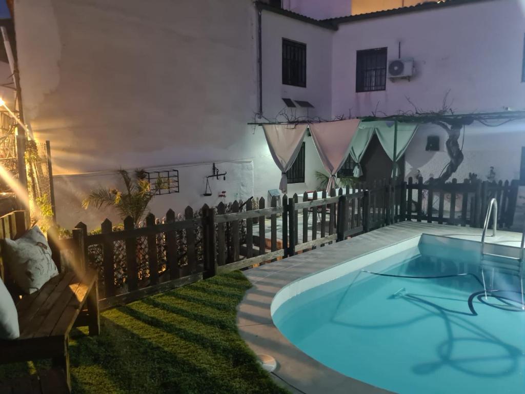 Bedmar的住宿－Casa rural El Parral，庭院中带游泳池的房子