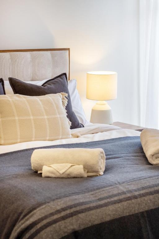 Stylish 3 Bedroom Home in Prime City with Garage - Resim 29