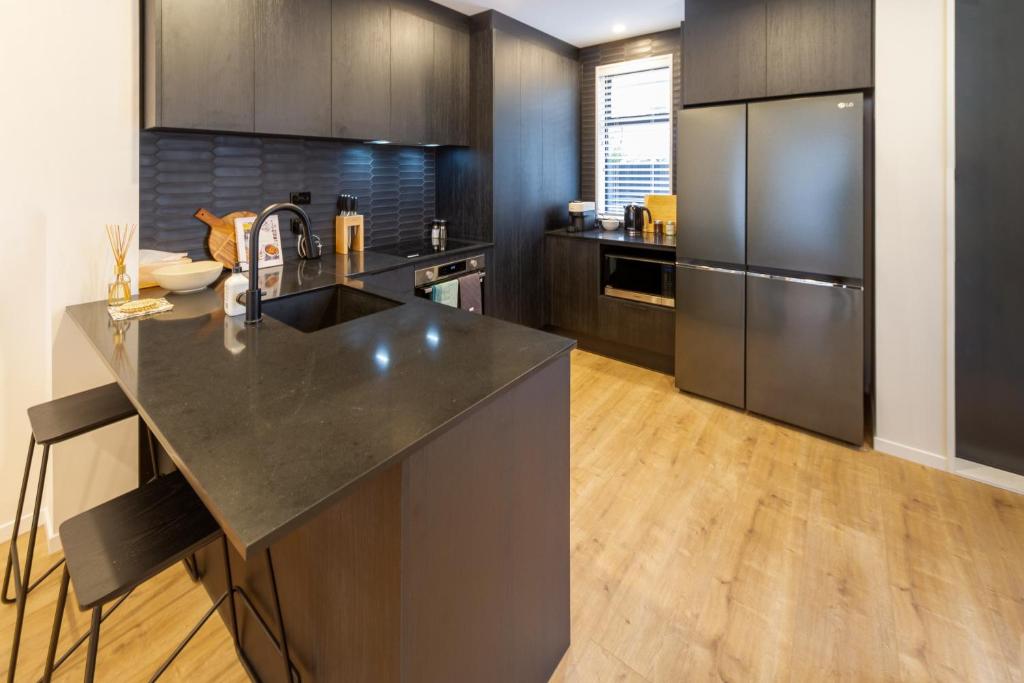 Stylish 3 Bedroom Home in Prime City with Garage - Resim 15