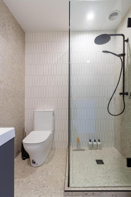 Stylish 3 Bedroom Home in Prime City with Garage - Resim 39