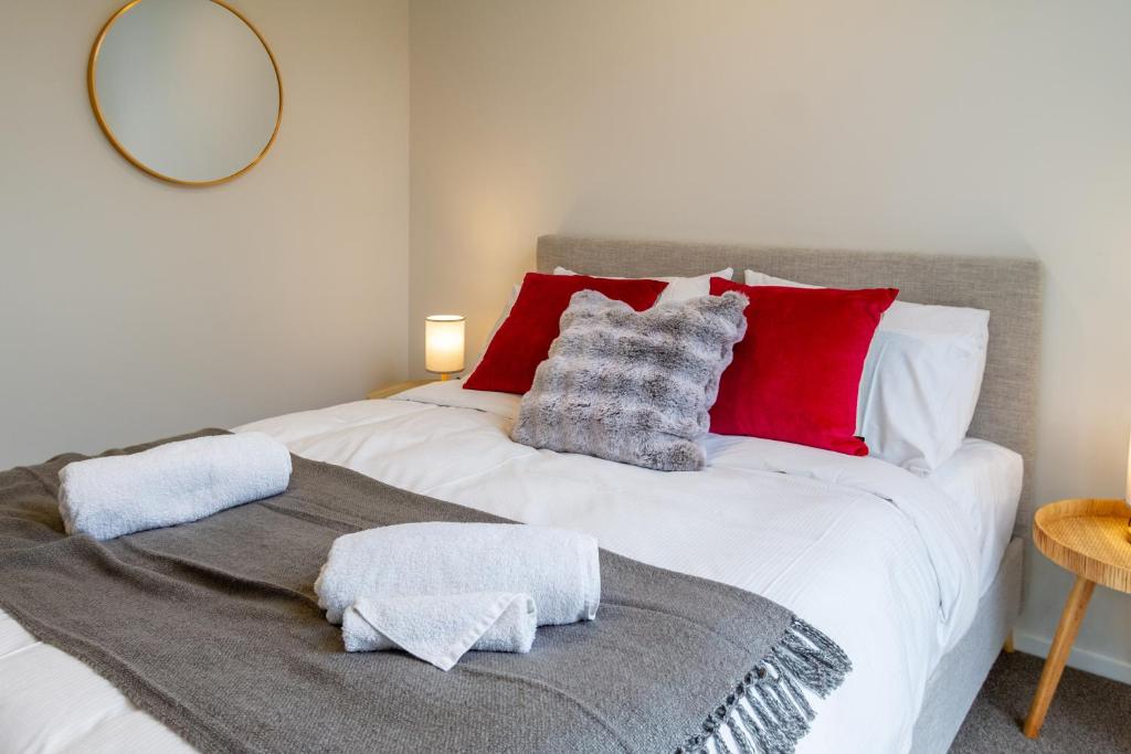 Stylish 3 Bedroom Home in Prime City with Garage - Resim 33