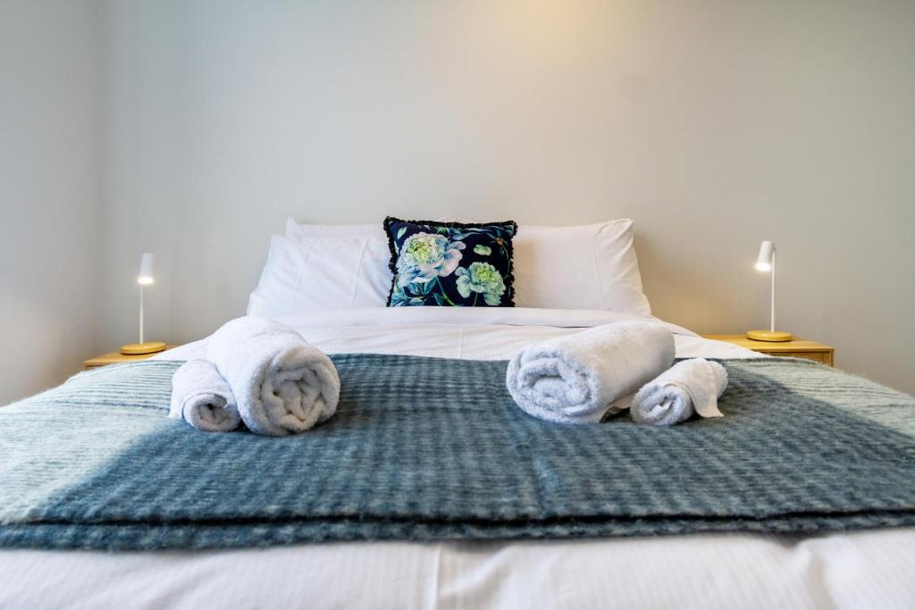 Stylish 3 Bedroom Home in Prime City with Garage - Resim 35