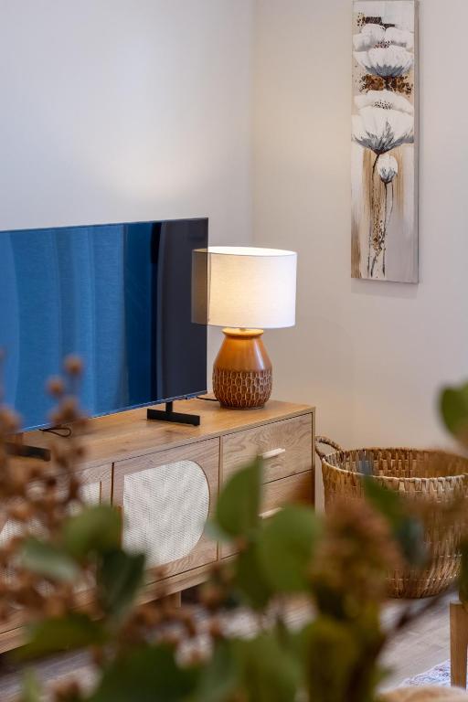 Stylish 3 Bedroom Home in Prime City with Garage - Resim 14