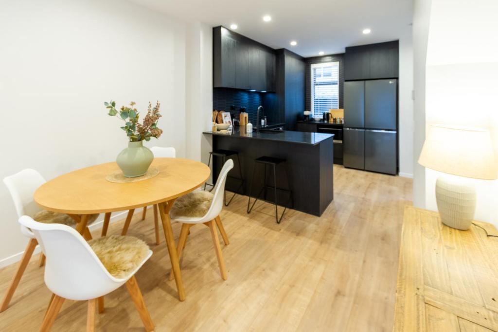 Stylish 3 Bedroom Home in Prime City with Garage - Resim 18